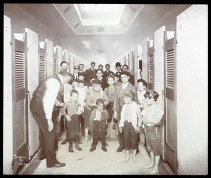 Vue intérieure de jeunes hommes posant dans la zone des cabines de bain aux People